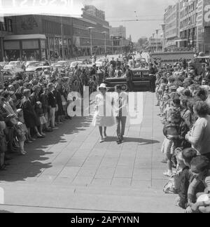 Matrimonio Coen Moulijn The newlyweds Walk to the Town Hall Annotation: Name of wife: Lenie Waterreus Date: 28 July 1961 Location: Rotterdam, Zuid-Holland Keywords: Matrimonio, matrimonio Nome personale: Moulijn, Coen, Waterreus, Lenie Foto Stock