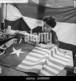 Bandiera Per Papua Occidentale. Donna vanta la bandiera Data: 13 novembre 1961 Parole Chiave: Bandiere, donne Foto Stock