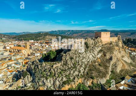 Veduta panoramica aerea del castello medievale di Ayora di origine araba attualmente in fase di restauro sopra la città in Spagna Foto Stock