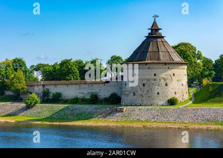 Pskov, la torre Pokrovskaya e il muro della Città Rotonda sulla Banca del fiume Velikaya Foto Stock