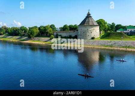 Pskov, gare di canottaggio sul fiume Velikaya, mattina estiva soleggiata Foto Stock