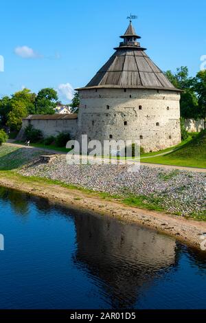 Pskov, la torre Pokrovskaya e il muro della Città Rotonda sulle rive del fiume Velikaya, destinazione turistica Foto Stock