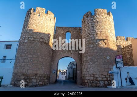 Porta medievale della città con 2 torri semicircolari che custodiscono l'ingresso della città medievale di Belmonte a Cuenca in Spagna Foto Stock