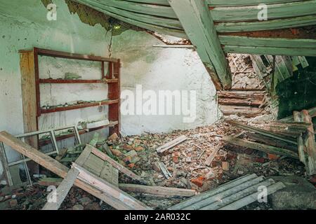 Interno Di Rovinato Abbandonato Country House Privato Con Tetto Speled Nella Zona Di Evacuazione Dopo Chernobyl Disastro. Terribili Conseguenze Del Nucleare C. Foto Stock