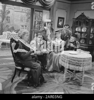 Pygmalion voor TV, B. van der Berg e Kitty Jansen Data: 28 maggio 1962 Nome personale: B. van der Berg, Kitty Jansen Foto Stock