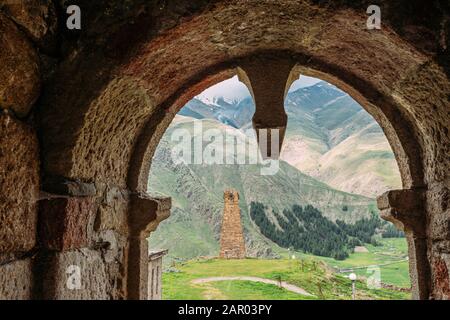 Sioni, Georgia. Antica Torre Di Avvistamento Di Pietre Antiche Sullo Sfondo Delle Montagne Nel Villaggio Di Sioni, Nel Distretto Di Kazbegi, Nella Regione Di Mtskheta-Mtianeti, In Georgia. Molla O S. Foto Stock