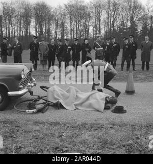 Queen Juliana visita la scuola di traffico per la polizia Nazionale di Varenkamp a Utrecht e vede un incidente in scena Data: 10 aprile 1962 Località: Utrecht (provincia), Utrecht (città) Parole Chiave: Incidenti, polizia Nome istituzione: Polizia di Stato, Varenkamp, Il Foto Stock