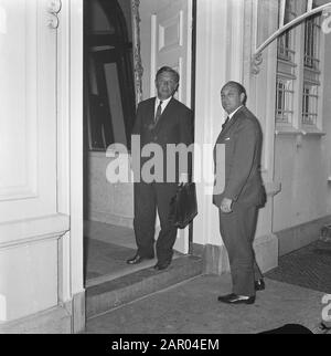 Riunione dei Ministri al Gabinetto, Ministro dei pescatori e Ministro Toxopeus Data: 26 giugno 1962 Parole Chiave: Ministri, crisi governative Nome personale: Toxopeus, E.H., Fisherman, S.H. Foto Stock