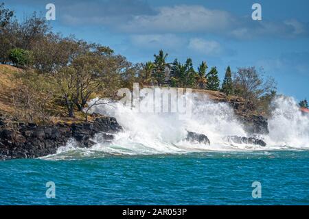 Onde che si infrangono contro il litorale roccioso di Barolin Rocks, Woongara Marine Park Foto Stock