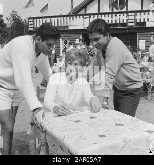 Campionati Di Tennis A Hilversum, Krishnan (L) Valerie Forbes E Akhtar Ali Data: 25 Luglio 1962 Località: Hilversum Parole Chiave: Campionati Di Tennis Nome Personale: Akhtar Ali Foto Stock