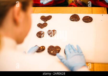 Ragazza che fa biscotti di cioccolato. Preparazione dei biscotti Foto Stock