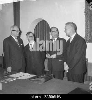 Discussione internazionale di assistenza del professore E. de Vries, professore Dr. Dr. I.A. Diepenhors (Presidente Novib Direttore Generale Comunicazioni) Data: 20 marzo 1962 Parole Chiave: Presidenti Nome personale: Professor E. de Vries Nome istituzione: NOVIB Foto Stock