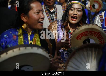 Kathmandu, Nepal. 25th Gen 2020. Le popolazioni indigene della comunità etnica Tamang danzano e cantano durante Sonam Lhosar, l'avvento di Capodanno a Kathmandu, in Nepal, sabato 25 gennaio 2020. Credit: Skanda Gautam/Zuma Wire/Alamy Live News Foto Stock