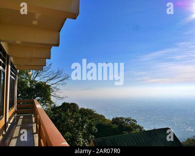 Vista soleggiata da un tempio a chiang mai, Thailandia Foto Stock