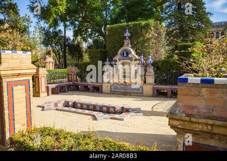 Plaza America e il Museo delle Arti e Tradizioni Popolari di Siviglia in Andalusia, Spagna Foto Stock