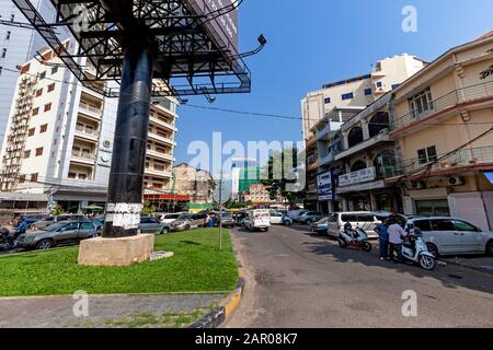 Un tipico quartiere con traffico guidato da botteghe è visto nel pomeriggio nella città di Phnom Penh, Cambogia. Foto Stock