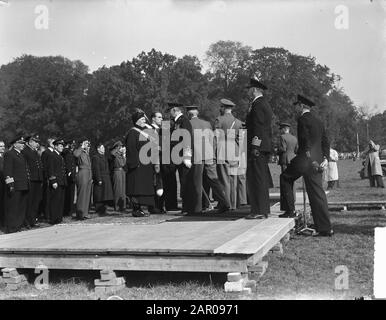 Cerimonia delle decorazioni ad Arnhem (Parco Sonsbeek). La principessa Wilhelmina si congratula per il suo premio Data: 7 ottobre 1948 luogo: Arnhem, Gelderland Parole Chiave: Premi, principesse, Seconda guerra mondiale Nome personale: Wilhelmina, principessa Foto Stock