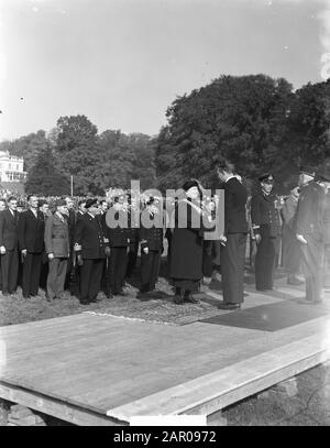 Cerimonia delle decorazioni ad Arnhem (Parco Sonsbeek). Principessa Wilhelmina con Willemsorde militare si congratulano Data: 7 ottobre 1948 luogo: Arnhem, Gelderland Parole Chiave: Casa reale, premi, principesse Nome personale: Wilhelmina, principessa Foto Stock