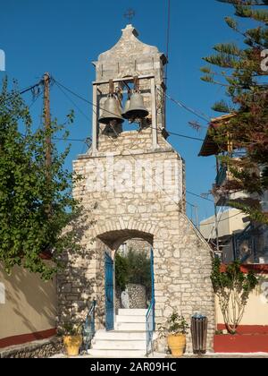 Isola Meganisi nel Mar Ionio della Grecia: Una bella chiesa campanile nella città di Spartochori. Foto Stock