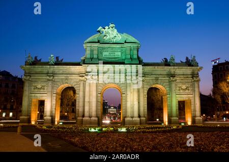 Alla Porta di Alcalá, Vista notte. Madrid, Spagna. Foto Stock