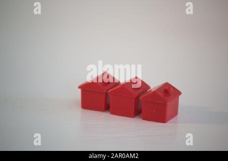 Concetto di Monopoli Case, sfondo bianco Foto Stock