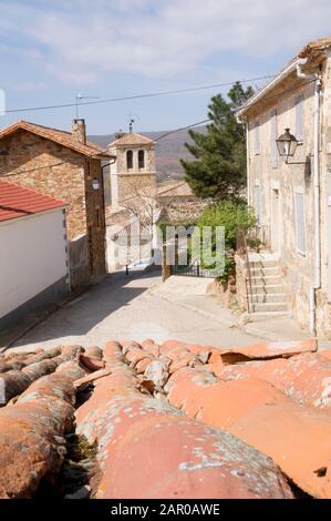 Strada da un tetto. Garganta de los Montes, provincia di Madrid, Spagna. Foto Stock