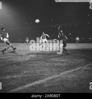 Europa Cup 1. Feyenoord contro Reims 1-1. Aksbi spara la palla sopra Pieters Graafland Data: 13 marzo 1963 Località: Rotterdam, Zuid-Holland Parole Chiave: Obiettivi, sport, calcio Nome personale: Pieters Graafland, Eddy Institution nome: Feyenoord Foto Stock