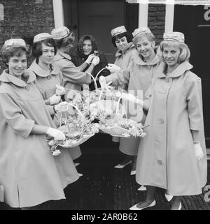 Haarlem fiore ragazze in nuovo vestito, il loro nuovo Boussac cotone abiti. Alcune ragazze al Proveniershofje in Haarlem Data: 18 marzo 1963 Località: Haarlem Parole Chiave: Flower GIRLS Foto Stock