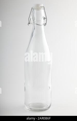 flacone vuoto con meccanismo in metallo per tappo in plastica fotografato su sfondo bianco Foto Stock
