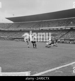 Feijenoord contro DOS 3-0. Momento del gioco Data: 4 maggio 1963 Parole Chiave: Sport, calcio Nome dell'istituzione: Feyenoord Foto Stock