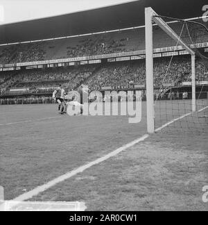 Feijenoord contro DOS 3-0. Momento del gioco Data: 4 maggio 1963 Parole Chiave: Sport, calcio Nome dell'istituzione: Feyenoord Foto Stock