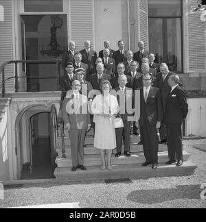 La regina Juliana riceve la delegazione delle Fondazioni di guerra Inghilterra e Olanda su Soestdijk. Da l.n.r. Sir Andrew Noble e sua Maestà Data: 26 aprile 1963 Parole Chiave: Delegazioni, regine, ricevute Nome personale: Juliana (Regina Olanda), Noble, Andrew Foto Stock