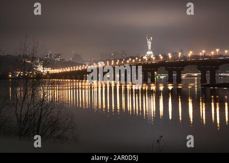 Ponte notturno. Paesaggio notturno. Il Ponte Di Kiev Di Paton. Foto Stock