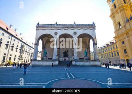 L'Odeonsplatz è una grande piazza nel centro di Monaco, che è stata sviluppata all'inizio del 19th secolo. Foto Stock