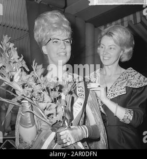 Miss Brils election 1963 Jenny de Knegt di Amsterdam vince Data: 30 maggio 1963 Località: Amsterdam, Noord-Holland Parole Chiave: Occhiali, paging name: Knegt, Jenny de Foto Stock