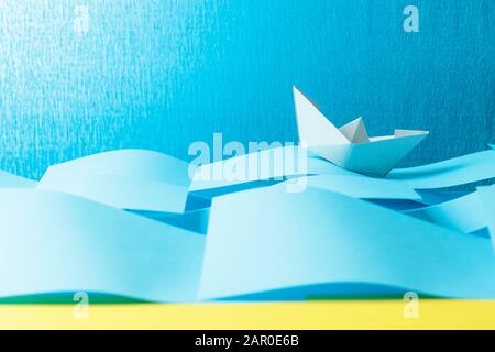 Spedizione di carta nel mare di carta. Concetto del tema della burocrazia. Spazio di copia. Foto Stock