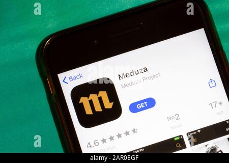 Los Angeles, California, USA - 22 Gennaio 2020: Logo Meduza sullo schermo del telefono piatto con sfondo blu, Editoriale Illustrativa Foto Stock