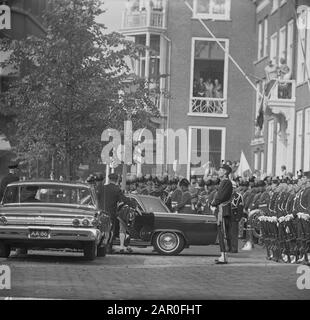 Apertura Stati generali nella Knight Hall. Il cocchiere è indossato in auto Data: 17 Settembre 1963 Località: Den Haag, Zuid-Holland Parole Chiave: Autos, Aperture Nome istituto: Ridderzaal Foto Stock