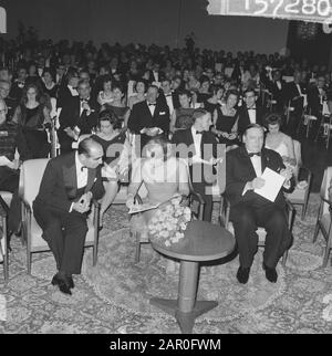 Soiree De Bonne Volonte 1963 All'Hilton Hotel Amsterdam Data: 8 Novembre 1963 Località: Amsterdam, Noord-Holland Nome Personale: Beatrix, Princess Foto Stock