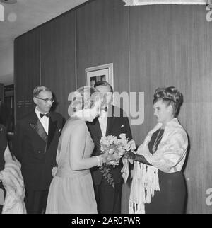 Soiree De Bonne Volonte 1963 All'Hilton Hotel Amsterdam. IMCA Marina ha consegnato alla Principessa Beatrix un bouquet di rose, a sinistra sindaco di Hall Data: 8 novembre 1963 Località: Amsterdam, Noord-Holland Parole Chiave: Roses, consegna Nome del personaggio: Beatrix, Principessa Nome dell'istituzione: Hilton Hotel Foto Stock