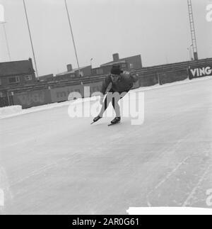 Formazione olandese Kernploeg sulla pista di pattinaggio Deventer. Piet Nottet Data: 12 Dicembre 1963 Località: Deventer Parole Chiave: Scheatsen, Sport Foto Stock