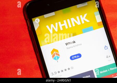 Los Angeles, California, Stati Uniti - 22 gennaio 2020: Logo Whink sullo schermo piatto del telefono con sfondo rosso, Editoriale Illustrativa Foto Stock