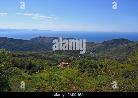 Vista sulle Madonie, vicino alla costa di Cefalù, in Sicilia Foto Stock
