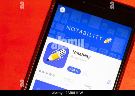 Los Angeles, California, Stati Uniti - 22 gennaio 2020: Logo notability sullo schermo piatto del telefono con sfondo rosso, Editoriale Illustrativa Foto Stock