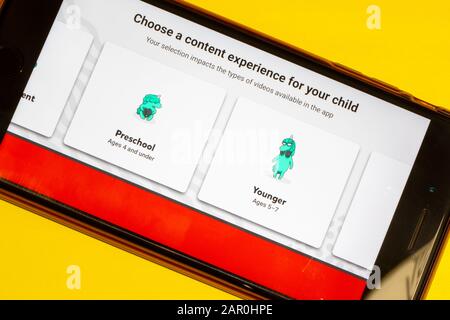 Los Angeles, California, Stati Uniti - 22 gennaio 2020: Pagina YouTube Kids for child Choose age, Editorial Illustrativa Foto Stock