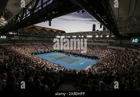 Melbourne, Australia. 25th Gen 2020. Alexander Zverev (R) della Germania e Fernando Verdasco della Spagna competono durante il terzo round match maschile singolo al torneo australiano di tennis aperto 2020 a Melbourne, Australia, 25 gennaio 2020. Credito: Wang Jingqiang/Xinhua/Alamy Live News Foto Stock