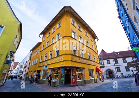 Street cafe nel centro storico di Fussen. Fussen è una piccola città della Baviera, in Germania. Foto Stock