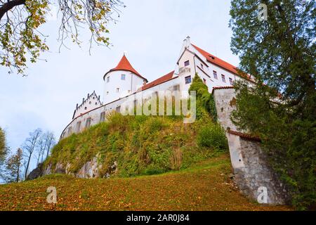 Hohes Schloss Fussen o gotico Alto castello dei Vescovi vista panoramica, Germania. Hohes Schloss si trova su una collina sopra la città vecchia di Fussen in Baviera. Foto Stock