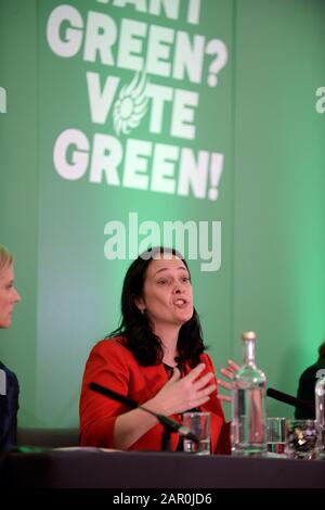 Il vice leader del partito verde Catherine Martin durante il lancio del manifesto Elettorale generale del partito al Radisson Blu Royal Hotel di Dublino. Foto Stock