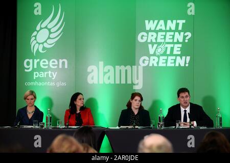 (Da sinistra a destra) Senatore Pippa Hackett, vice capo Catherine Martin, Cllr. Neasa Hourigan e il leader del partito Eamon Ryan durante il lancio del manifesto Elettorale generale del Green Party al Radisson Blu Royal Hotel di Dublino. Foto Stock